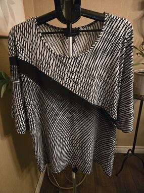 Frank Lyman Design Black and White Graphic Top